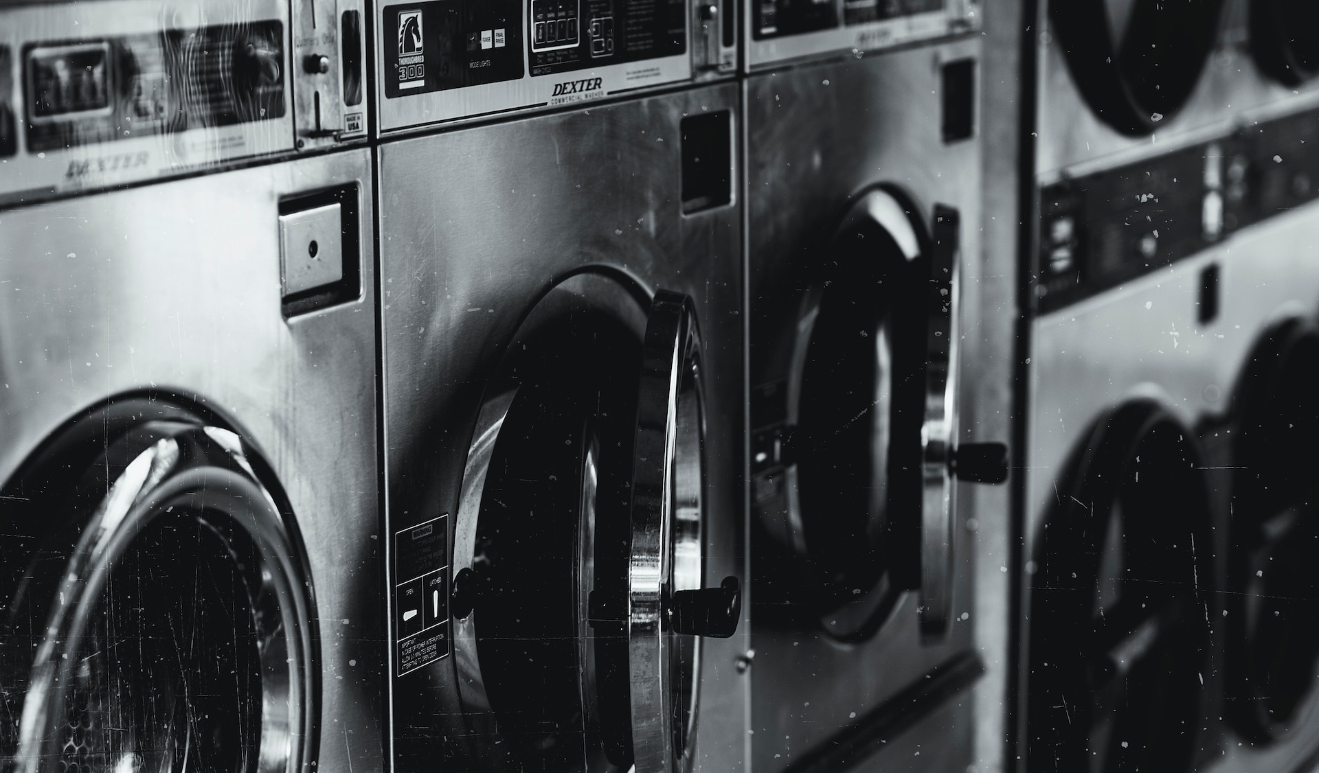 Bild von mehreren Waschmaschinen nebeneinander, die als Symbol für Greenwashing stehen