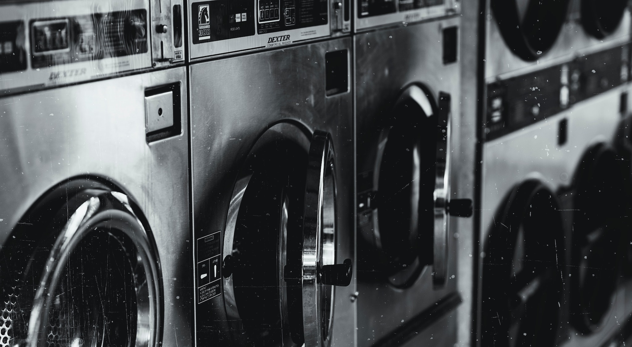 Bild von mehreren Waschmaschinen nebeneinander, die als Symbol für Greenwashing stehen